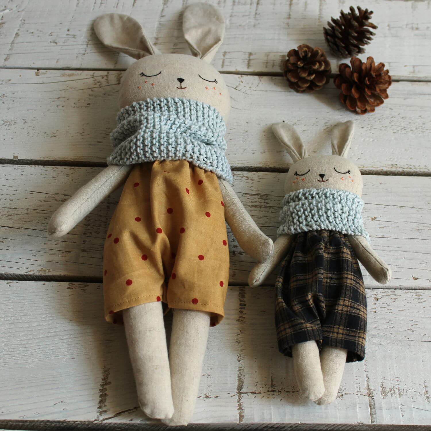 Handmade bunny dolls by Pepita Calabaza